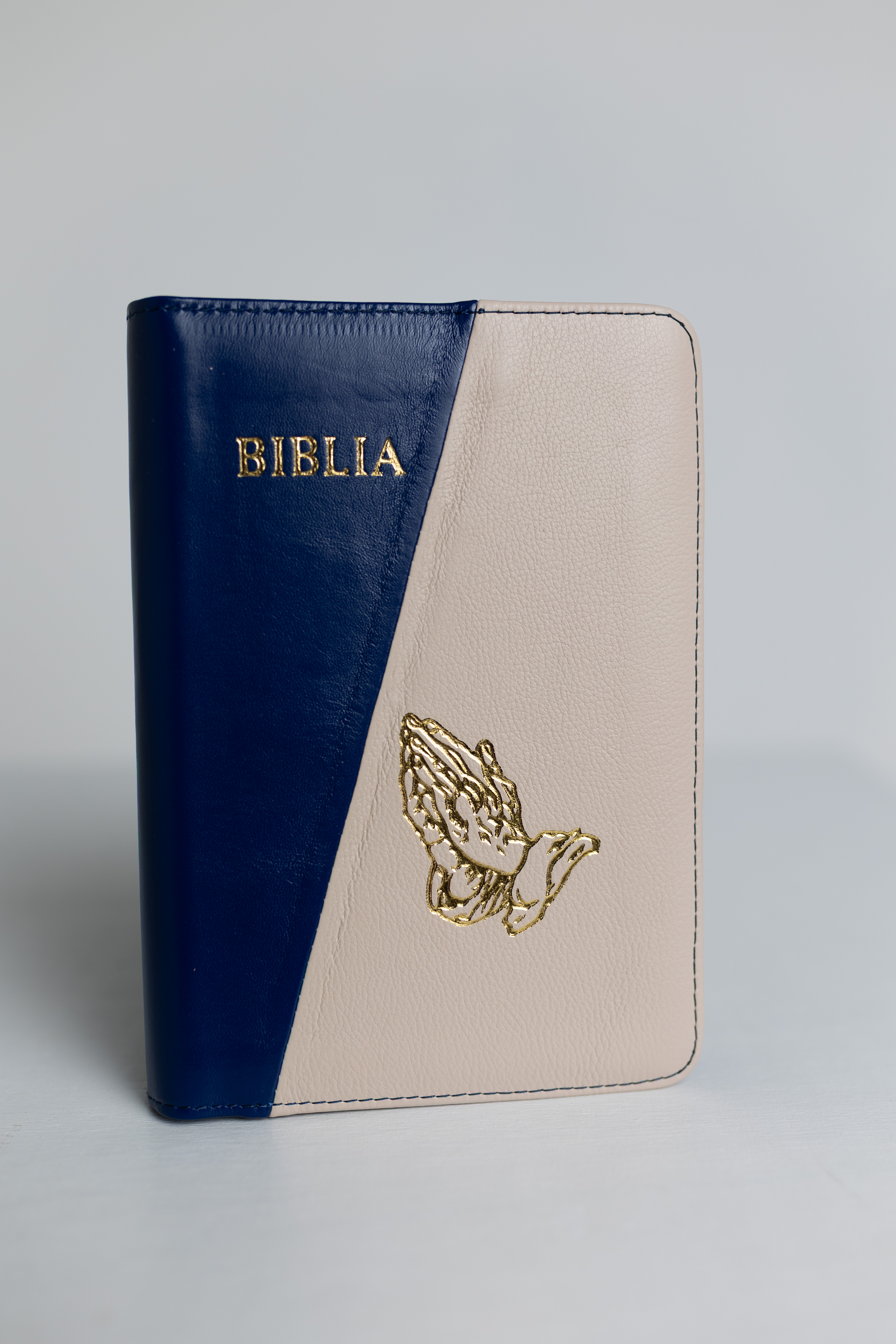 Biblie din piele, medie, albastru închis cu crem, margini aurii, index, maini in rugaciune, cuv. lui isus cu roșu [057 PFI]